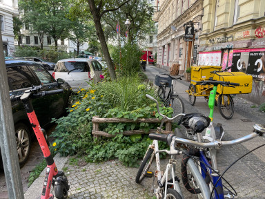 Street view, urban green, bicycles, scooters and cars
