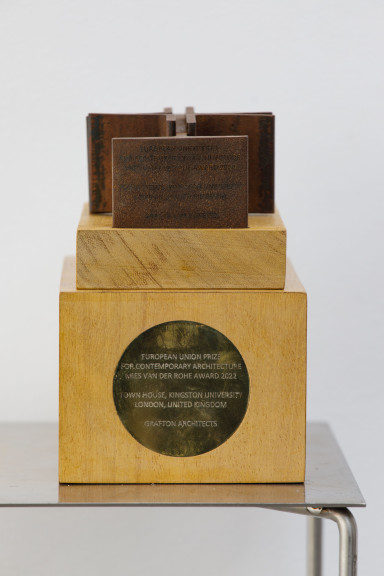 Prize for the winner of the 2022 edition: sculpture evoking the Barcelona Pavilion